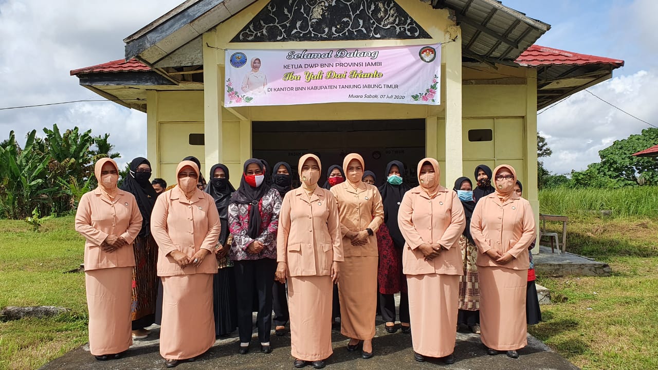 Kunjungan Kerja Ketua DWP BNNP Jambi ke BNNK Tanjung Jabung Timur. Kunjungan Kerja Ketua DWP BNNP Jambi ke BNNK Tanjung Jabung Timur.
