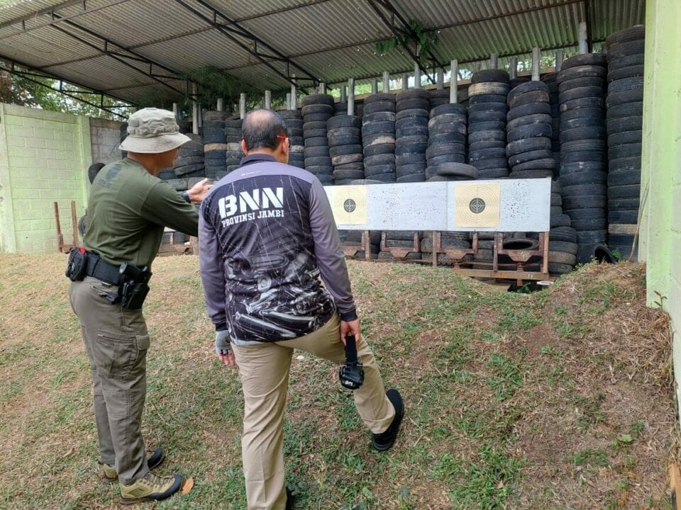 LATIHAN MENEMBAK BERSAMA BNNP JAMBI DAN BNNK JAJARAN